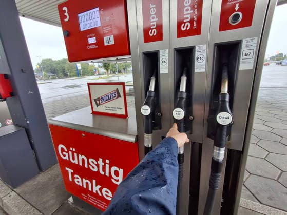 Stockbilder 07 2026 Freie Tankstelle Hamburg Hamburg Deutschland *** Stock Photos 07 2026 Unmanned Gas Station Hamburg, Hamburg, Germany Copyright: xLobeca RalfxHomburgx