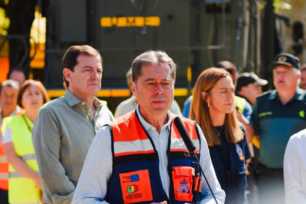 Sánchez Visits the Advanced Command Post (PMA) in Navaluenga, Ávila The mayor of Navaluenga, Armando García Cuenca, during a visit to the Advanced Command Post (PMA) set up to coordinate efforts to extinguish the Burgohondo wildfire, on July 27, 2026, in Navaluenga, Ávila, Castile and León, Spain. Sánchez traveled this Sunday to the forward command post in the town of Navaluenga, Ávila, to see firsthand how the fires affecting this province are progressing. JULY 26, 2026 FOREST FIRE in Navaluenga, ÃÁvila, Castile and León, and in Navaluenga, Ávila, Castile and León, Spain  Copyright: xMateoxLanzuelax 7688534