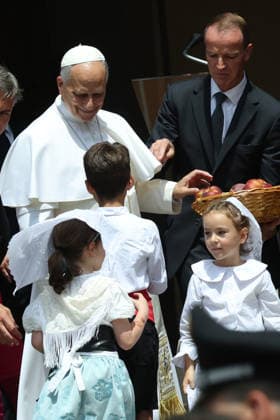 IPA87009747 - CASTEL GANDOLFO (RM) - Italy, July 26, 2026: At the end of the Angelus, the pope blesses the catch of the day. Pope Leo XIV leads the Angelus prayer from the papal residence overlooking Piazza della LibertÃ in Castel Gandolfo, addressing the faithful and pilgrims who have come from various locations to participate in the traditional Sunday event. At the conclusion of the prayer, the Pope greets those present and imparts the Apostolic Blessing.  Copyright: xmarcoxiacobuccix xmarcoxiacobuccix 87009747