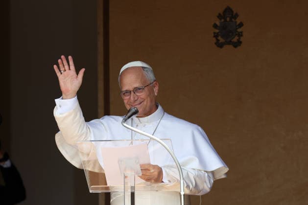 IPA87009737 - CASTEL GANDOLFO (RM) - Italy, July 26, 2026: Pope Leo XIV leads the Angelus prayer from the papal residence overlooking Piazza della LibertÃ in Castel Gandolfo, addressing the faithful and pilgrims who have come from various locations to participate in the traditional Sunday event. At the conclusion of the prayer, the Pontiff greets those present and imparts the apostolic blessing.  Copyright: xmarcoxiacobuccix xmarcoxiacobuccix 87009737