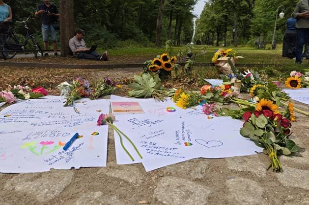 Berlin, Deutschland, 26.07.2026: Auto fährt bei CSD in Menschenmenge: Am nächsten Tag wurden am Tatort Blumen niedergelegt, im Hintergrund ein Journalist mit Laptop *** Berlin, Germany, July 26, 2026: Car Plows Into Crowd at CSD. The next day, flowers were laid at the scene of the incident; in the background, a journalist with a laptop. Copyright: xdtsxNachrichtenagenturx dts_128552