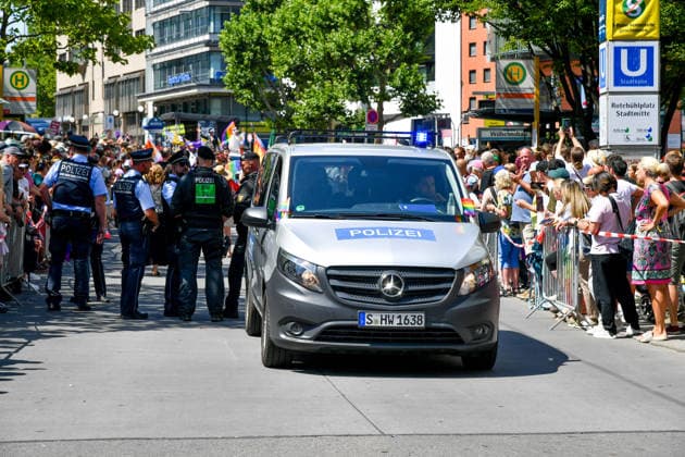 Deutschland, Baden-Wuerttemberg, Stuttgart 26.07.2026, Deutschland, GER, Baden-Wuerttemberg, Stuttgart, im Bild Themenbild, Vielfalt, Gleichberechtigung, LGBTQIA+, Love is Love, Stuttgart zeigt Flagge, CSD-Parade, Pride-Week, Community, Sichtbarkeit, Solidaritaet, Toleranz, Akzeptanz, Regenbogen, Menschenrechte, Politik mit Pride, Pride Night, Kulturfestival, Demo fuer Vielfalt, Queere Stimmen, Empowerment, Trans, Transgender, Homosexuell, Schilder, Fahnen, Bunt, LGBTQ, Lesbisch, Schwul, Bisexuell, Queer, Pride, Coming-out, Regenbogenflagge, Inklusion, Genderidentitaet, sexuelle Orientierung, Polizei, Feature, Symbolbild Baden-Wuerttemberg *** Germany, Baden-Württemberg, Stuttgart, July 26, 2026, Germany, GER, Baden-Württemberg, Stuttgart, Deutschland, Baden-Wuerttemberg, Stuttgart, Pride, 26.07.2026-10