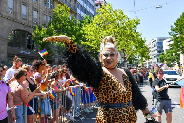 Deutschland, Baden-Wuerttemberg, Stuttgart 26.07.2026, Deutschland, GER, Baden-Wuerttemberg, Stuttgart, im Bild Themenbild, Vielfalt, Gleichberechtigung, LGBTQIA+, Love is Love, Stuttgart zeigt Flagge, CSD-Parade, Pride-Week, Community, Sichtbarkeit, Solidaritaet, Toleranz, Akzeptanz, Regenbogen, Menschenrechte, Politik mit Pride, Pride Night, Kulturfestival, Demo fuer Vielfalt, Queere Stimmen, Empowerment, Trans, Transgender, Homosexuell, Schilder, Fahnen, Bunt, LGBTQ, Lesbisch, Schwul, Bisexuell, Queer, Pride, Coming-out, Regenbogenflagge, Inklusion, Genderidentitaet, sexuelle Orientierung, Feature, Symbolbild Baden-Wuerttemberg *** Germany, Baden-Württemberg, Stuttgart, July 26, 2026, Germany, GER, Baden-Württemberg, Stuttgart, Featured Deutschland, Baden-Wuerttemberg, Stuttgart, Pride, 26.07.2026-12