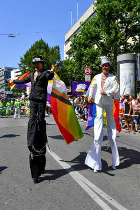 Deutschland, Baden-Wuerttemberg, Stuttgart 26.07.2026, Deutschland, GER, Baden-Wuerttemberg, Stuttgart, im Bild Themenbild, Vielfalt, Gleichberechtigung, LGBTQIA+, Love is Love, Stuttgart zeigt Flagge, CSD-Parade, Pride-Week, Community, Sichtbarkeit, Solidaritaet, Toleranz, Akzeptanz, Regenbogen, Menschenrechte, Politik mit Pride, Pride Night, Kulturfestival, Demo fuer Vielfalt, Queere Stimmen, Empowerment, Trans, Transgender, Homosexuell, Schilder, Fahnen, Bunt, LGBTQ, Lesbisch, Schwul, Bisexuell, Queer, Pride, Coming-out, Regenbogenflagge, Inklusion, Genderidentitaet, sexuelle Orientierung, Feature, Symbolbild Baden-Wuerttemberg *** Germany, Baden-Württemberg, Stuttgart, July 26, 2026, Germany, GER, Baden-Württemberg, Stuttgart, Featured Deutschland, Baden-Wuerttemberg, Stuttgart, Pride, 26.07.2026-14