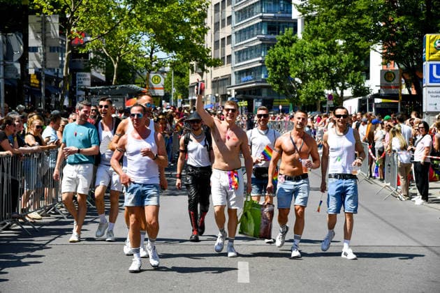 Deutschland, Baden-Wuerttemberg, Stuttgart 26.07.2026, Deutschland, GER, Baden-Wuerttemberg, Stuttgart, im Bild Themenbild, Vielfalt, Gleichberechtigung, LGBTQIA+, Love is Love, Stuttgart zeigt Flagge, CSD-Parade, Pride-Week, Community, Sichtbarkeit, Solidaritaet, Toleranz, Akzeptanz, Regenbogen, Menschenrechte, Politik mit Pride, Pride Night, Kulturfestival, Demo fuer Vielfalt, Queere Stimmen, Empowerment, Trans, Transgender, Homosexuell, Schilder, Fahnen, Bunt, LGBTQ, Lesbisch, Schwul, Bisexuell, Queer, Pride, Coming-out, Regenbogenflagge, Inklusion, Genderidentitaet, sexuelle Orientierung, Feature, Symbolbild Baden-Wuerttemberg *** Germany, Baden-Württemberg, Stuttgart, July 26, 2026, Germany, GER, Baden-Württemberg, Stuttgart, Featured Deutschland, Baden-Wuerttemberg, Stuttgart, Pride, 26.07.2026-6