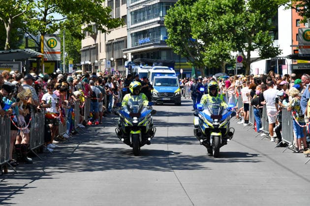 Deutschland, Baden-Wuerttemberg, Stuttgart 26.07.2026, Deutschland, GER, Baden-Wuerttemberg, Stuttgart, im Bild Themenbild, Vielfalt, Gleichberechtigung, LGBTQIA+, Love is Love, Stuttgart zeigt Flagge, CSD-Parade, Pride-Week, Community, Sichtbarkeit, Solidaritaet, Toleranz, Akzeptanz, Regenbogen, Menschenrechte, Politik mit Pride, Pride Night, Kulturfestival, Demo fuer Vielfalt, Queere Stimmen, Empowerment, Trans, Transgender, Homosexuell, Schilder, Fahnen, Bunt, LGBTQ, Lesbisch, Schwul, Bisexuell, Queer, Pride, Coming-out, Regenbogenflagge, Inklusion, Genderidentitaet, sexuelle Orientierung, Polizei, Feature, Symbolbild Baden-Wuerttemberg *** Germany, Baden-Württemberg, Stuttgart, July 26, 2026, Germany, GER, Baden-Württemberg, Stuttgart, Deutschland, Baden-Wuerttemberg, Stuttgart, Pride, 26.07.2026-7
