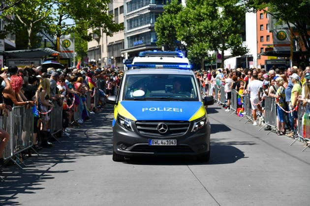Deutschland, Baden-Wuerttemberg, Stuttgart 26.07.2026, Deutschland, GER, Baden-Wuerttemberg, Stuttgart, im Bild Themenbild, Vielfalt, Gleichberechtigung, LGBTQIA+, Love is Love, Stuttgart zeigt Flagge, CSD-Parade, Pride-Week, Community, Sichtbarkeit, Solidaritaet, Toleranz, Akzeptanz, Regenbogen, Menschenrechte, Politik mit Pride, Pride Night, Kulturfestival, Demo fuer Vielfalt, Queere Stimmen, Empowerment, Trans, Transgender, Homosexuell, Schilder, Fahnen, Bunt, LGBTQ, Lesbisch, Schwul, Bisexuell, Queer, Pride, Coming-out, Regenbogenflagge, Inklusion, Genderidentitaet, sexuelle Orientierung, Polizei, Feature, Symbolbild Baden-Wuerttemberg *** Germany, Baden-Württemberg, Stuttgart, July 26, 2026, Germany, GER, Baden-Württemberg, Stuttgart, Deutschland, Baden-Wuerttemberg, Stuttgart, Pride, 26.07.2026-8