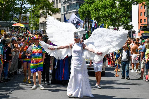 Deutschland, Baden-Wuerttemberg, Stuttgart 26.07.2026, Deutschland, GER, Baden-Wuerttemberg, Stuttgart, im Bild Themenbild, Vielfalt, Gleichberechtigung, LGBTQIA+, Love is Love, Stuttgart zeigt Flagge, CSD-Parade, Pride-Week, Community, Sichtbarkeit, Solidaritaet, Toleranz, Akzeptanz, Regenbogen, Menschenrechte, Politik mit Pride, Pride Night, Kulturfestival, Demo fuer Vielfalt, Queere Stimmen, Empowerment, Trans, Transgender, Homosexuell, Schilder, Fahnen, Bunt, LGBTQ, Lesbisch, Schwul, Bisexuell, Queer, Pride, Coming-out, Regenbogenflagge, Inklusion, Genderidentitaet, sexuelle Orientierung, Feature, Symbolbild Baden-Wuerttemberg *** Germany, Baden-Württemberg, Stuttgart, July 26, 2026, Germany, GER, Baden-Württemberg, Stuttgart, Featured Deutschland, Baden-Wuerttemberg, Stuttgart, Pride, 26.07.2026-25