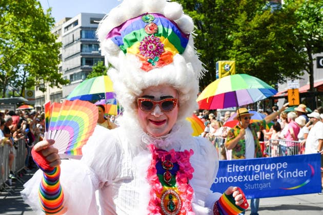 Deutschland, Baden-Wuerttemberg, Stuttgart 26.07.2026, Deutschland, GER, Baden-Wuerttemberg, Stuttgart, im Bild Themenbild, Vielfalt, Gleichberechtigung, LGBTQIA+, Love is Love, Stuttgart zeigt Flagge, CSD-Parade, Pride-Week, Community, Sichtbarkeit, Solidaritaet, Toleranz, Akzeptanz, Regenbogen, Menschenrechte, Politik mit Pride, Pride Night, Kulturfestival, Demo fuer Vielfalt, Queere Stimmen, Empowerment, Trans, Transgender, Homosexuell, Schilder, Fahnen, Bunt, LGBTQ, Lesbisch, Schwul, Bisexuell, Queer, Pride, Coming-out, Regenbogenflagge, Inklusion, Genderidentitaet, sexuelle Orientierung, Feature, Symbolbild Baden-Wuerttemberg *** Germany, Baden-Württemberg, Stuttgart, July 26, 2026, Germany, GER, Baden-Württemberg, Stuttgart, Featured Deutschland, Baden-Wuerttemberg, Stuttgart, Pride, 26.07.2026-34
