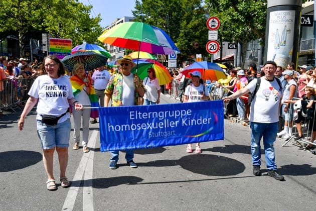 Deutschland, Baden-Wuerttemberg, Stuttgart 26.07.2026, Deutschland, GER, Baden-Wuerttemberg, Stuttgart, im Bild Themenbild, Vielfalt, Gleichberechtigung, LGBTQIA+, Love is Love, Stuttgart zeigt Flagge, CSD-Parade, Pride-Week, Community, Sichtbarkeit, Solidaritaet, Toleranz, Akzeptanz, Regenbogen, Menschenrechte, Politik mit Pride, Pride Night, Kulturfestival, Demo fuer Vielfalt, Queere Stimmen, Empowerment, Trans, Transgender, Homosexuell, Schilder, Fahnen, Bunt, LGBTQ, Lesbisch, Schwul, Bisexuell, Queer, Pride, Coming-out, Regenbogenflagge, Inklusion, Genderidentitaet, sexuelle Orientierung, Feature, Symbolbild Baden-Wuerttemberg *** Germany, Baden-Württemberg, Stuttgart, July 26, 2026, Germany, GER, Baden-Württemberg, Stuttgart, Featured Deutschland, Baden-Wuerttemberg, Stuttgart, Pride, 26.07.2026-35