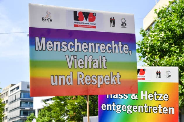 Deutschland, Baden-Wuerttemberg, Stuttgart 26.07.2026, Deutschland, GER, Baden-Wuerttemberg, Stuttgart, im Bild Themenbild, Vielfalt, Gleichberechtigung, LGBTQIA+, Love is Love, Stuttgart zeigt Flagge, CSD-Parade, Pride-Week, Community, Sichtbarkeit, Solidaritaet, Toleranz, Akzeptanz, Regenbogen, Menschenrechte, Politik mit Pride, Pride Night, Kulturfestival, Demo fuer Vielfalt, Queere Stimmen, Empowerment, Trans, Transgender, Homosexuell, Schilder, Fahnen, Bunt, LGBTQ, Lesbisch, Schwul, Bisexuell, Queer, Pride, Coming-out, Regenbogenflagge, Inklusion, Genderidentitaet, sexuelle Orientierung, Feature, Symbolbild Baden-Wuerttemberg *** Germany, Baden-Württemberg, Stuttgart, July 26, 2026, Germany, GER, Baden-Württemberg, Stuttgart, Featured Deutschland, Baden-Wuerttemberg, Stuttgart, Pride, 26.07.2026-40