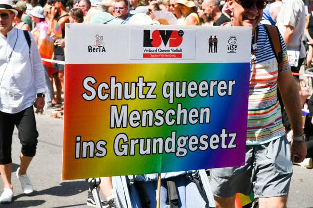 Deutschland, Baden-Wuerttemberg, Stuttgart 26.07.2026, Deutschland, GER, Baden-Wuerttemberg, Stuttgart, im Bild Themenbild, Vielfalt, Gleichberechtigung, LGBTQIA+, Love is Love, Stuttgart zeigt Flagge, CSD-Parade, Pride-Week, Community, Sichtbarkeit, Solidaritaet, Toleranz, Akzeptanz, Regenbogen, Menschenrechte, Politik mit Pride, Pride Night, Kulturfestival, Demo fuer Vielfalt, Queere Stimmen, Empowerment, Trans, Transgender, Homosexuell, Schilder, Fahnen, Bunt, LGBTQ, Lesbisch, Schwul, Bisexuell, Queer, Pride, Coming-out, Regenbogenflagge, Inklusion, Genderidentitaet, sexuelle Orientierung, Feature, Symbolbild Baden-Wuerttemberg *** Germany, Baden-Württemberg, Stuttgart, July 26, 2026, Germany, GER, Baden-Württemberg, Stuttgart, Featured Deutschland, Baden-Wuerttemberg, Stuttgart, Pride, 26.07.2026-41