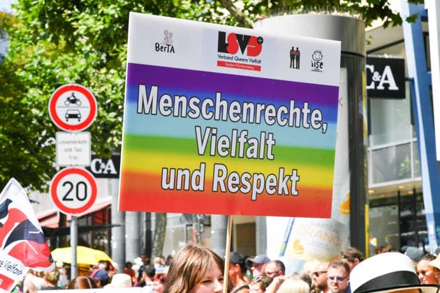 Deutschland, Baden-Wuerttemberg, Stuttgart 26.07.2026, Deutschland, GER, Baden-Wuerttemberg, Stuttgart, im Bild Themenbild, Vielfalt, Gleichberechtigung, LGBTQIA+, Love is Love, Stuttgart zeigt Flagge, CSD-Parade, Pride-Week, Community, Sichtbarkeit, Solidaritaet, Toleranz, Akzeptanz, Regenbogen, Menschenrechte, Politik mit Pride, Pride Night, Kulturfestival, Demo fuer Vielfalt, Queere Stimmen, Empowerment, Trans, Transgender, Homosexuell, Schilder, Fahnen, Bunt, LGBTQ, Lesbisch, Schwul, Bisexuell, Queer, Pride, Coming-out, Regenbogenflagge, Inklusion, Genderidentitaet, sexuelle Orientierung, Feature, Symbolbild Baden-Wuerttemberg *** Germany, Baden-Württemberg, Stuttgart, July 26, 2026, Germany, GER, Baden-Württemberg, Stuttgart, Featured Deutschland, Baden-Wuerttemberg, Stuttgart, Pride, 26.07.2026-42