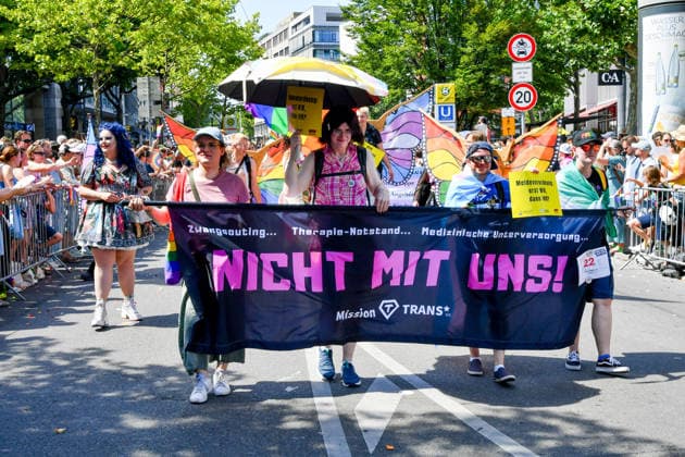 Deutschland, Baden-Wuerttemberg, Stuttgart 26.07.2026, Deutschland, GER, Baden-Wuerttemberg, Stuttgart, im Bild Themenbild, Vielfalt, Gleichberechtigung, LGBTQIA+, Love is Love, Stuttgart zeigt Flagge, CSD-Parade, Pride-Week, Community, Sichtbarkeit, Solidaritaet, Toleranz, Akzeptanz, Regenbogen, Menschenrechte, Politik mit Pride, Pride Night, Kulturfestival, Demo fuer Vielfalt, Queere Stimmen, Empowerment, Trans, Transgender, Homosexuell, Schilder, Fahnen, Bunt, LGBTQ, Lesbisch, Schwul, Bisexuell, Queer, Pride, Coming-out, Regenbogenflagge, Inklusion, Genderidentitaet, sexuelle Orientierung, Feature, Symbolbild Baden-Wuerttemberg *** Germany, Baden-Württemberg, Stuttgart, July 26, 2026, Germany, GER, Baden-Württemberg, Stuttgart, Featured Deutschland, Baden-Wuerttemberg, Stuttgart, Pride, 26.07.2026-54