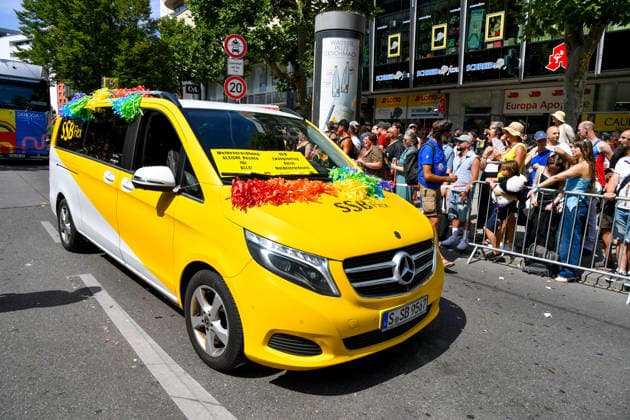 Deutschland, Baden-Wuerttemberg, Stuttgart 26.07.2026, Deutschland, GER, Baden-Wuerttemberg, Stuttgart, im Bild Themenbild, Vielfalt, Gleichberechtigung, LGBTQIA+, Love is Love, Stuttgart zeigt Flagge, CSD-Parade, Pride-Week, Community, Sichtbarkeit, Solidaritaet, Toleranz, Akzeptanz, Regenbogen, Menschenrechte, Politik mit Pride, Pride Night, Kulturfestival, Demo fuer Vielfalt, Queere Stimmen, Empowerment, Trans, Transgender, Homosexuell, Schilder, Fahnen, Bunt, LGBTQ, Lesbisch, Schwul, Bisexuell, Queer, Pride, Coming-out, Regenbogenflagge, Inklusion, Genderidentitaet, sexuelle Orientierung, Feature, Symbolbild Baden-Wuerttemberg *** Germany, Baden-Württemberg, Stuttgart, July 26, 2026, Germany, GER, Baden-Württemberg, Stuttgart, Featured Deutschland, Baden-Wuerttemberg, Stuttgart, Pride, 26.07.2026-58