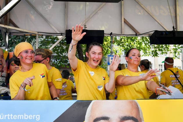 Deutschland, Baden-Wuerttemberg, Stuttgart 26.07.2026, Deutschland, GER, Baden-Wuerttemberg, Stuttgart, im Bild Themenbild, Vielfalt, Gleichberechtigung, LGBTQIA+, Love is Love, Stuttgart zeigt Flagge, CSD-Parade, Pride-Week, Community, Sichtbarkeit, Solidaritaet, Toleranz, Akzeptanz, Regenbogen, Menschenrechte, Politik mit Pride, Pride Night, Kulturfestival, Demo fuer Vielfalt, Queere Stimmen, Empowerment, Trans, Transgender, Homosexuell, Schilder, Fahnen, Bunt, LGBTQ, Lesbisch, Schwul, Bisexuell, Queer, Pride, Coming-out, Regenbogenflagge, Inklusion, Genderidentitaet, sexuelle Orientierung, Feature, Symbolbild Baden-Wuerttemberg *** Germany, Baden-Württemberg, Stuttgart, July 26, 2026, Germany, GER, Baden-Württemberg, Stuttgart, Featured Deutschland, Baden-Wuerttemberg, Stuttgart, Pride, 26.07.2026-62