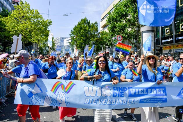 Deutschland, Baden-Wuerttemberg, Stuttgart 26.07.2026, Deutschland, GER, Baden-Wuerttemberg, Stuttgart, im Bild Themenbild, Vielfalt, Gleichberechtigung, LGBTQIA+, Love is Love, Stuttgart zeigt Flagge, CSD-Parade, Pride-Week, Community, Sichtbarkeit, Solidaritaet, Toleranz, Akzeptanz, Regenbogen, Menschenrechte, Politik mit Pride, Pride Night, Kulturfestival, Demo fuer Vielfalt, Queere Stimmen, Empowerment, Trans, Transgender, Homosexuell, Schilder, Fahnen, Bunt, LGBTQ, Lesbisch, Schwul, Bisexuell, Queer, Pride, Coming-out, Regenbogenflagge, Inklusion, Genderidentitaet, sexuelle Orientierung, Feature, Symbolbild Baden-Wuerttemberg *** Germany, Baden-Württemberg, Stuttgart, July 26, 2026, Germany, GER, Baden-Württemberg, Stuttgart, Featured Deutschland, Baden-Wuerttemberg, Stuttgart, Pride, 26.07.2026-67