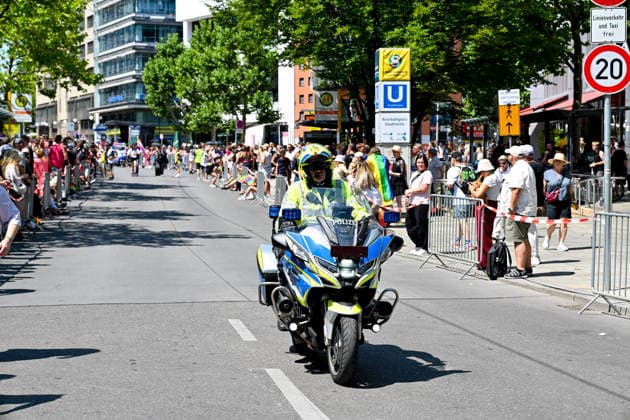 Deutschland, Baden-Wuerttemberg, Stuttgart 26.07.2026, Deutschland, GER, Baden-Wuerttemberg, Stuttgart, im Bild Themenbild, Vielfalt, Gleichberechtigung, LGBTQIA+, Love is Love, Stuttgart zeigt Flagge, CSD-Parade, Pride-Week, Community, Sichtbarkeit, Solidaritaet, Toleranz, Akzeptanz, Regenbogen, Menschenrechte, Politik mit Pride, Pride Night, Kulturfestival, Demo fuer Vielfalt, Queere Stimmen, Empowerment, Trans, Transgender, Homosexuell, Schilder, Fahnen, Bunt, LGBTQ, Lesbisch, Schwul, Bisexuell, Queer, Pride, Coming-out, Regenbogenflagge, Inklusion, Genderidentitaet, sexuelle Orientierung, Polizei, Feature, Symbolbild Baden-Wuerttemberg *** Germany, Baden-Württemberg, Stuttgart, July 26, 2026, Germany, GER, Baden-Württemberg, Stuttgart, Deutschland, Baden-Wuerttemberg, Stuttgart, Pride, 26.07.2026-101