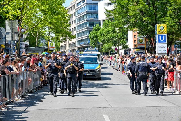 Deutschland, Baden-Wuerttemberg, Stuttgart 26.07.2026, Deutschland, GER, Baden-Wuerttemberg, Stuttgart, im Bild Themenbild, Vielfalt, Gleichberechtigung, LGBTQIA+, Love is Love, Stuttgart zeigt Flagge, CSD-Parade, Pride-Week, Community, Sichtbarkeit, Solidaritaet, Toleranz, Akzeptanz, Regenbogen, Menschenrechte, Politik mit Pride, Pride Night, Kulturfestival, Demo fuer Vielfalt, Queere Stimmen, Empowerment, Trans, Transgender, Homosexuell, Schilder, Fahnen, Bunt, LGBTQ, Lesbisch, Schwul, Bisexuell, Queer, Pride, Coming-out, Regenbogenflagge, Inklusion, Genderidentitaet, sexuelle Orientierung, Polizei, Feature, Symbolbild Baden-Wuerttemberg *** Germany, Baden-Württemberg, Stuttgart, July 26, 2026, Germany, GER, Baden-Württemberg, Stuttgart, Deutschland, Baden-Wuerttemberg, Stuttgart, Pride, 26.07.2026-103