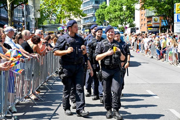 Deutschland, Baden-Wuerttemberg, Stuttgart 26.07.2026, Deutschland, GER, Baden-Wuerttemberg, Stuttgart, im Bild Themenbild, Vielfalt, Gleichberechtigung, LGBTQIA+, Love is Love, Stuttgart zeigt Flagge, CSD-Parade, Pride-Week, Community, Sichtbarkeit, Solidaritaet, Toleranz, Akzeptanz, Regenbogen, Menschenrechte, Politik mit Pride, Pride Night, Kulturfestival, Demo fuer Vielfalt, Queere Stimmen, Empowerment, Trans, Transgender, Homosexuell, Schilder, Fahnen, Bunt, LGBTQ, Lesbisch, Schwul, Bisexuell, Queer, Pride, Coming-out, Regenbogenflagge, Inklusion, Genderidentitaet, sexuelle Orientierung, Polizei, Feature, Symbolbild Baden-Wuerttemberg *** Germany, Baden-Württemberg, Stuttgart, July 26, 2026, Germany, GER, Baden-Württemberg, Stuttgart, Deutschland, Baden-Wuerttemberg, Stuttgart, Pride, 26.07.2026-104