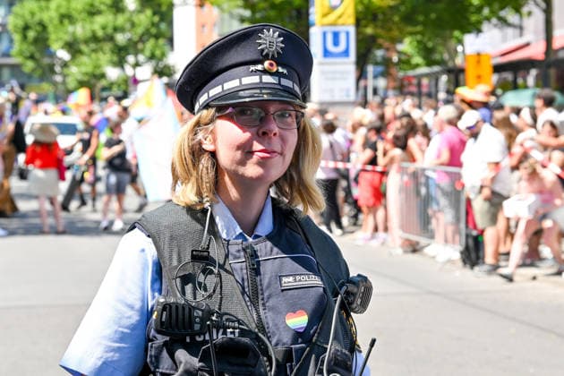 Deutschland, Baden-Wuerttemberg, Stuttgart 26.07.2026, Deutschland, GER, Baden-Wuerttemberg, Stuttgart, im Bild Themenbild, Vielfalt, Gleichberechtigung, LGBTQIA+, Love is Love, Stuttgart zeigt Flagge, CSD-Parade, Pride-Week, Community, Sichtbarkeit, Solidaritaet, Toleranz, Akzeptanz, Regenbogen, Menschenrechte, Politik mit Pride, Pride Night, Kulturfestival, Demo fuer Vielfalt, Queere Stimmen, Empowerment, Trans, Transgender, Homosexuell, Schilder, Fahnen, Bunt, LGBTQ, Lesbisch, Schwul, Bisexuell, Queer, Pride, Coming-out, Regenbogenflagge, Inklusion, Genderidentitaet, sexuelle Orientierung, Polizei, Feature, Symbolbild Baden-Wuerttemberg *** Germany, Baden-Württemberg, Stuttgart, July 26, 2026, Germany, GER, Baden-Württemberg, Stuttgart, Deutschland, Baden-Wuerttemberg, Stuttgart, Pride, 26.07.2026-106