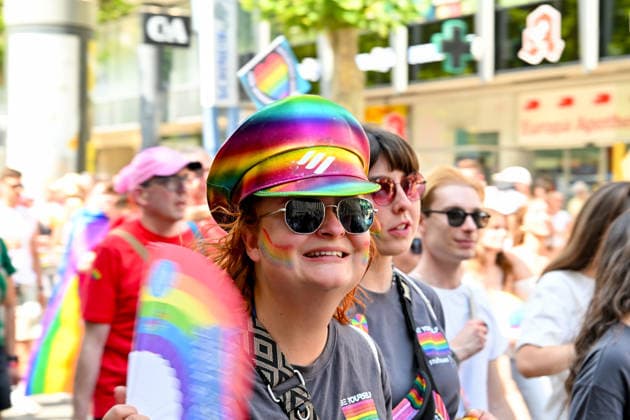 Deutschland, Baden-Wuerttemberg, Stuttgart 26.07.2026, Deutschland, GER, Baden-Wuerttemberg, Stuttgart, im Bild Themenbild, Vielfalt, Gleichberechtigung, LGBTQIA+, Love is Love, Stuttgart zeigt Flagge, CSD-Parade, Pride-Week, Community, Sichtbarkeit, Solidaritaet, Toleranz, Akzeptanz, Regenbogen, Menschenrechte, Politik mit Pride, Pride Night, Kulturfestival, Demo fuer Vielfalt, Queere Stimmen, Empowerment, Trans, Transgender, Homosexuell, Schilder, Fahnen, Bunt, LGBTQ, Lesbisch, Schwul, Bisexuell, Queer, Pride, Coming-out, Regenbogenflagge, Inklusion, Genderidentitaet, sexuelle Orientierung, Feature, Symbolbild Baden-Wuerttemberg *** Germany, Baden-Württemberg, Stuttgart, July 26, 2026, Germany, GER, Baden-Württemberg, Stuttgart, Featured Deutschland, Baden-Wuerttemberg, Stuttgart, Pride, 26.07.2026-108