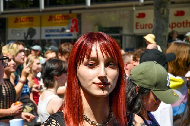 Deutschland, Baden-Wuerttemberg, Stuttgart 26.07.2026, Deutschland, GER, Baden-Wuerttemberg, Stuttgart, im Bild Themenbild, Vielfalt, Gleichberechtigung, LGBTQIA+, Love is Love, Stuttgart zeigt Flagge, CSD-Parade, Pride-Week, Community, Sichtbarkeit, Solidaritaet, Toleranz, Akzeptanz, Regenbogen, Menschenrechte, Politik mit Pride, Pride Night, Kulturfestival, Demo fuer Vielfalt, Queere Stimmen, Empowerment, Trans, Transgender, Homosexuell, Schilder, Fahnen, Bunt, LGBTQ, Lesbisch, Schwul, Bisexuell, Queer, Pride, Coming-out, Regenbogenflagge, Inklusion, Genderidentitaet, sexuelle Orientierung, Feature, Symbolbild Baden-Wuerttemberg *** Germany, Baden-Württemberg, Stuttgart, July 26, 2026, Germany, GER, Baden-Württemberg, Stuttgart, Featured Deutschland, Baden-Wuerttemberg, Stuttgart, Pride, 26.07.2026-21