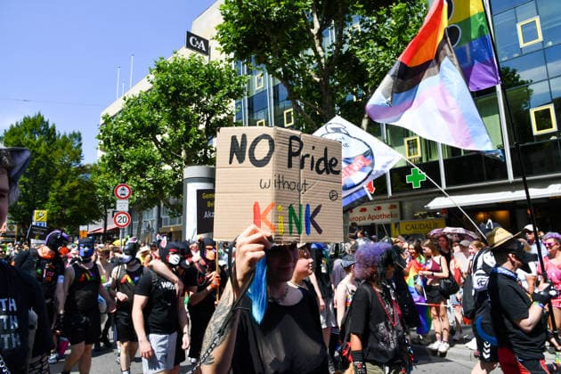 Deutschland, Baden-Wuerttemberg, Stuttgart 26.07.2026, Deutschland, GER, Baden-Wuerttemberg, Stuttgart, im Bild Themenbild, Vielfalt, Gleichberechtigung, LGBTQIA+, Love is Love, Stuttgart zeigt Flagge, CSD-Parade, Pride-Week, Community, Sichtbarkeit, Solidaritaet, Toleranz, Akzeptanz, Regenbogen, Menschenrechte, Politik mit Pride, Pride Night, Kulturfestival, Demo fuer Vielfalt, Queere Stimmen, Empowerment, Trans, Transgender, Homosexuell, Schilder, Fahnen, Bunt, LGBTQ, Lesbisch, Schwul, Bisexuell, Queer, Pride, Coming-out, Regenbogenflagge, Inklusion, Genderidentitaet, sexuelle Orientierung, Feature, Symbolbild Baden-Wuerttemberg *** Germany, Baden-Württemberg, Stuttgart, July 26, 2026, Germany, GER, Baden-Württemberg, Stuttgart, Featured Deutschland, Baden-Wuerttemberg, Stuttgart, Pride, 26.07.2026-33