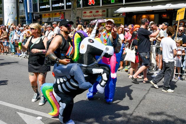 Deutschland, Baden-Wuerttemberg, Stuttgart 26.07.2026, Deutschland, GER, Baden-Wuerttemberg, Stuttgart, im Bild Themenbild, Vielfalt, Gleichberechtigung, LGBTQIA+, Love is Love, Stuttgart zeigt Flagge, CSD-Parade, Pride-Week, Community, Sichtbarkeit, Solidaritaet, Toleranz, Akzeptanz, Regenbogen, Menschenrechte, Politik mit Pride, Pride Night, Kulturfestival, Demo fuer Vielfalt, Queere Stimmen, Empowerment, Trans, Transgender, Homosexuell, Schilder, Fahnen, Bunt, LGBTQ, Lesbisch, Schwul, Bisexuell, Queer, Pride, Coming-out, Regenbogenflagge, Inklusion, Genderidentitaet, sexuelle Orientierung, Feature, Symbolbild Baden-Wuerttemberg *** Germany, Baden-Württemberg, Stuttgart, July 26, 2026, Germany, GER, Baden-Württemberg, Stuttgart, Featured Deutschland, Baden-Wuerttemberg, Stuttgart, Pride, 26.07.2026-49