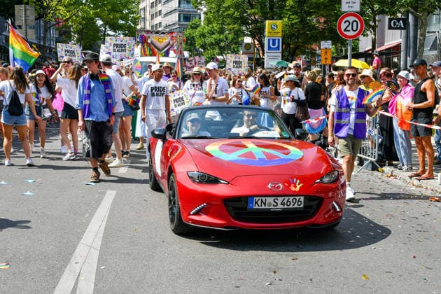 Deutschland, Baden-Wuerttemberg, Stuttgart 26.07.2026, Deutschland, GER, Baden-Wuerttemberg, Stuttgart, im Bild Themenbild, Vielfalt, Gleichberechtigung, LGBTQIA+, Love is Love, Stuttgart zeigt Flagge, CSD-Parade, Pride-Week, Community, Sichtbarkeit, Solidaritaet, Toleranz, Akzeptanz, Regenbogen, Menschenrechte, Politik mit Pride, Pride Night, Kulturfestival, Demo fuer Vielfalt, Queere Stimmen, Empowerment, Trans, Transgender, Homosexuell, Schilder, Fahnen, Bunt, LGBTQ, Lesbisch, Schwul, Bisexuell, Queer, Pride, Coming-out, Regenbogenflagge, Inklusion, Genderidentitaet, sexuelle Orientierung, Feature, Symbolbild Baden-Wuerttemberg *** Germany, Baden-Württemberg, Stuttgart, July 26, 2026, Germany, GER, Baden-Württemberg, Stuttgart, Featured Deutschland, Baden-Wuerttemberg, Stuttgart, Pride, 26.07.2026-69