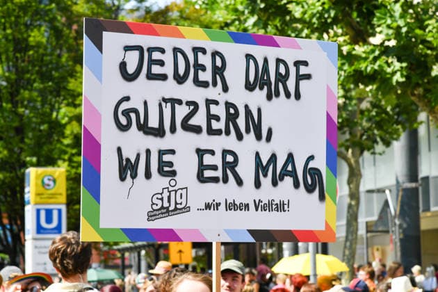 Deutschland, Baden-Wuerttemberg, Stuttgart 26.07.2026, Deutschland, GER, Baden-Wuerttemberg, Stuttgart, im Bild Themenbild, Vielfalt, Gleichberechtigung, LGBTQIA+, Love is Love, Stuttgart zeigt Flagge, CSD-Parade, Pride-Week, Community, Sichtbarkeit, Solidaritaet, Toleranz, Akzeptanz, Regenbogen, Menschenrechte, Politik mit Pride, Pride Night, Kulturfestival, Demo fuer Vielfalt, Queere Stimmen, Empowerment, Trans, Transgender, Homosexuell, Schilder, Fahnen, Bunt, LGBTQ, Lesbisch, Schwul, Bisexuell, Queer, Pride, Coming-out, Regenbogenflagge, Inklusion, Genderidentitaet, sexuelle Orientierung, Feature, Symbolbild Baden-Wuerttemberg *** Germany, Baden-Württemberg, Stuttgart, July 26, 2026, Germany, GER, Baden-Württemberg, Stuttgart, Featured Deutschland, Baden-Wuerttemberg, Stuttgart, Pride, 26.07.2026-72