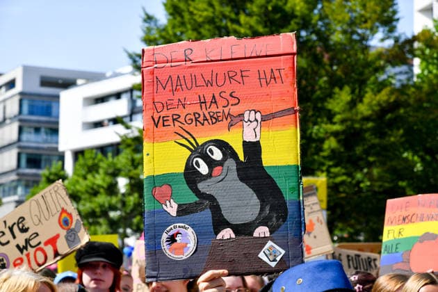 Deutschland, Baden-Wuerttemberg, Stuttgart 26.07.2026, Deutschland, GER, Baden-Wuerttemberg, Stuttgart, im Bild Themenbild, Vielfalt, Gleichberechtigung, LGBTQIA+, Love is Love, Stuttgart zeigt Flagge, CSD-Parade, Pride-Week, Community, Sichtbarkeit, Solidaritaet, Toleranz, Akzeptanz, Regenbogen, Menschenrechte, Politik mit Pride, Pride Night, Kulturfestival, Demo fuer Vielfalt, Queere Stimmen, Empowerment, Trans, Transgender, Homosexuell, Schilder, Fahnen, Bunt, LGBTQ, Lesbisch, Schwul, Bisexuell, Queer, Pride, Coming-out, Regenbogenflagge, Inklusion, Genderidentitaet, sexuelle Orientierung, Feature, Symbolbild Baden-Wuerttemberg *** Germany, Baden-Württemberg, Stuttgart, July 26, 2026, Germany, GER, Baden-Württemberg, Stuttgart, Featured Deutschland, Baden-Wuerttemberg, Stuttgart, Pride, 26.07.2026-74
