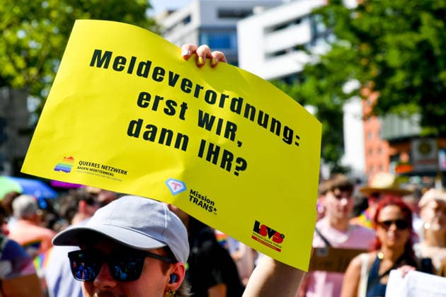 Deutschland, Baden-Wuerttemberg, Stuttgart 26.07.2026, Deutschland, GER, Baden-Wuerttemberg, Stuttgart, im Bild Themenbild, Vielfalt, Gleichberechtigung, LGBTQIA+, Love is Love, Stuttgart zeigt Flagge, CSD-Parade, Pride-Week, Community, Sichtbarkeit, Solidaritaet, Toleranz, Akzeptanz, Regenbogen, Menschenrechte, Politik mit Pride, Pride Night, Kulturfestival, Demo fuer Vielfalt, Queere Stimmen, Empowerment, Trans, Transgender, Homosexuell, Schilder, Fahnen, Bunt, LGBTQ, Lesbisch, Schwul, Bisexuell, Queer, Pride, Coming-out, Regenbogenflagge, Inklusion, Genderidentitaet, sexuelle Orientierung, Feature, Symbolbild Baden-Wuerttemberg *** Germany, Baden-Württemberg, Stuttgart, July 26, 2026, Germany, GER, Baden-Württemberg, Stuttgart, Featured Deutschland, Baden-Wuerttemberg, Stuttgart, Pride, 26.07.2026-76