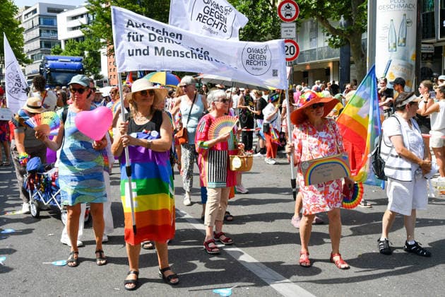 Deutschland, Baden-Wuerttemberg, Stuttgart 26.07.2026, Deutschland, GER, Baden-Wuerttemberg, Stuttgart, im Bild Themenbild, Vielfalt, Gleichberechtigung, LGBTQIA+, Love is Love, Stuttgart zeigt Flagge, CSD-Parade, Pride-Week, Community, Sichtbarkeit, Solidaritaet, Toleranz, Akzeptanz, Regenbogen, Menschenrechte, Politik mit Pride, Pride Night, Kulturfestival, Demo fuer Vielfalt, Queere Stimmen, Empowerment, Trans, Transgender, Homosexuell, Schilder, Fahnen, Bunt, LGBTQ, Lesbisch, Schwul, Bisexuell, Queer, Pride, Coming-out, Regenbogenflagge, Inklusion, Genderidentitaet, sexuelle Orientierung, Feature, Symbolbild Baden-Wuerttemberg *** Germany, Baden-Württemberg, Stuttgart, July 26, 2026, Germany, GER, Baden-Württemberg, Stuttgart, Featured Deutschland, Baden-Wuerttemberg, Stuttgart, Pride, 26.07.2026-79