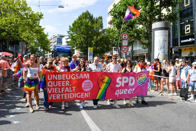 Deutschland, Baden-Wuerttemberg, Stuttgart 26.07.2026, Deutschland, GER, Baden-Wuerttemberg, Stuttgart, im Bild Themenbild, Vielfalt, Gleichberechtigung, LGBTQIA+, Love is Love, Stuttgart zeigt Flagge, CSD-Parade, Pride-Week, Community, Sichtbarkeit, Solidaritaet, Toleranz, Akzeptanz, Regenbogen, Menschenrechte, Politik mit Pride, Pride Night, Kulturfestival, Demo fuer Vielfalt, Queere Stimmen, Empowerment, Trans, Transgender, Homosexuell, Schilder, Fahnen, Bunt, LGBTQ, Lesbisch, Schwul, Bisexuell, Queer, Pride, Coming-out, Regenbogenflagge, Inklusion, Genderidentitaet, sexuelle Orientierung, Feature, Symbolbild Baden-Wuerttemberg *** Germany, Baden-Württemberg, Stuttgart, July 26, 2026, Germany, GER, Baden-Württemberg, Stuttgart, Featured Deutschland, Baden-Wuerttemberg, Stuttgart, Pride, 26.07.2026-80