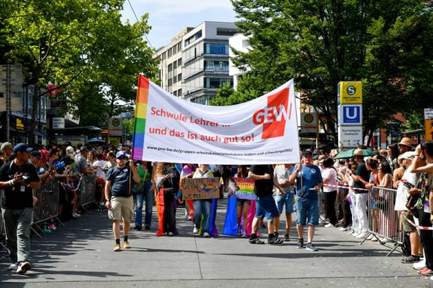 Deutschland, Baden-Wuerttemberg, Stuttgart 26.07.2026, Deutschland, GER, Baden-Wuerttemberg, Stuttgart, im Bild Themenbild, Vielfalt, Gleichberechtigung, LGBTQIA+, Love is Love, Stuttgart zeigt Flagge, CSD-Parade, Pride-Week, Community, Sichtbarkeit, Solidaritaet, Toleranz, Akzeptanz, Regenbogen, Menschenrechte, Politik mit Pride, Pride Night, Kulturfestival, Demo fuer Vielfalt, Queere Stimmen, Empowerment, Trans, Transgender, Homosexuell, Schilder, Fahnen, Bunt, LGBTQ, Lesbisch, Schwul, Bisexuell, Queer, Pride, Coming-out, Regenbogenflagge, Inklusion, Genderidentitaet, sexuelle Orientierung, Feature, Symbolbild Baden-Wuerttemberg *** Germany, Baden-Württemberg, Stuttgart, July 26, 2026, Germany, GER, Baden-Württemberg, Stuttgart, Featured Deutschland, Baden-Wuerttemberg, Stuttgart, Pride, 26.07.2026-82