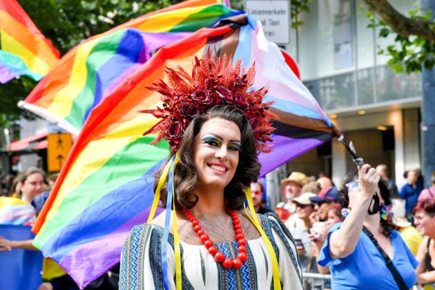 Deutschland, Baden-Wuerttemberg, Stuttgart 26.07.2026, Deutschland, GER, Baden-Wuerttemberg, Stuttgart, im Bild Themenbild, Vielfalt, Gleichberechtigung, LGBTQIA+, Love is Love, Stuttgart zeigt Flagge, CSD-Parade, Pride-Week, Community, Sichtbarkeit, Solidaritaet, Toleranz, Akzeptanz, Regenbogen, Menschenrechte, Politik mit Pride, Pride Night, Kulturfestival, Demo fuer Vielfalt, Queere Stimmen, Empowerment, Trans, Transgender, Homosexuell, Schilder, Fahnen, Bunt, LGBTQ, Lesbisch, Schwul, Bisexuell, Queer, Pride, Coming-out, Regenbogenflagge, Inklusion, Genderidentitaet, sexuelle Orientierung, Feature, Symbolbild Baden-Wuerttemberg *** Germany, Baden-Württemberg, Stuttgart, July 26, 2026, Germany, GER, Baden-Württemberg, Stuttgart, Featured Deutschland, Baden-Wuerttemberg, Stuttgart, Pride, 26.07.2026-89