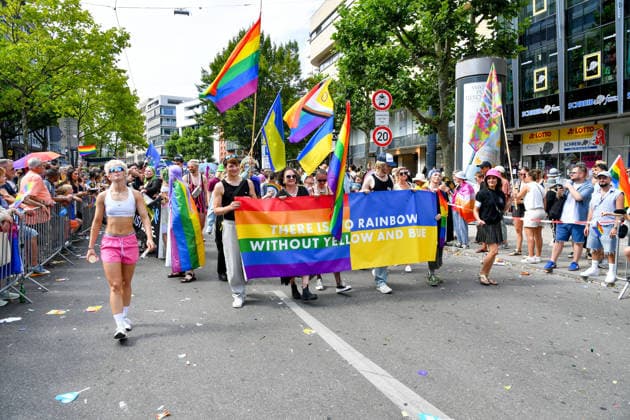 Deutschland, Baden-Wuerttemberg, Stuttgart 26.07.2026, Deutschland, GER, Baden-Wuerttemberg, Stuttgart, im Bild Themenbild, Vielfalt, Gleichberechtigung, LGBTQIA+, Love is Love, Stuttgart zeigt Flagge, CSD-Parade, Pride-Week, Community, Sichtbarkeit, Solidaritaet, Toleranz, Akzeptanz, Regenbogen, Menschenrechte, Politik mit Pride, Pride Night, Kulturfestival, Demo fuer Vielfalt, Queere Stimmen, Empowerment, Trans, Transgender, Homosexuell, Schilder, Fahnen, Bunt, LGBTQ, Lesbisch, Schwul, Bisexuell, Queer, Pride, Coming-out, Regenbogenflagge, Inklusion, Genderidentitaet, sexuelle Orientierung, Feature, Symbolbild Baden-Wuerttemberg *** Germany, Baden-Württemberg, Stuttgart, July 26, 2026, Germany, GER, Baden-Württemberg, Stuttgart, Featured Deutschland, Baden-Wuerttemberg, Stuttgart, Pride, 26.07.2026-90