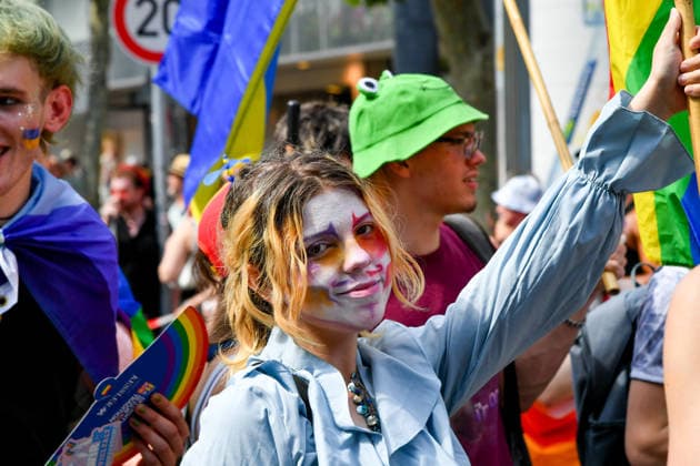 Deutschland, Baden-Wuerttemberg, Stuttgart 26.07.2026, Deutschland, GER, Baden-Wuerttemberg, Stuttgart, im Bild Themenbild, Vielfalt, Gleichberechtigung, LGBTQIA+, Love is Love, Stuttgart zeigt Flagge, CSD-Parade, Pride-Week, Community, Sichtbarkeit, Solidaritaet, Toleranz, Akzeptanz, Regenbogen, Menschenrechte, Politik mit Pride, Pride Night, Kulturfestival, Demo fuer Vielfalt, Queere Stimmen, Empowerment, Trans, Transgender, Homosexuell, Schilder, Fahnen, Bunt, LGBTQ, Lesbisch, Schwul, Bisexuell, Queer, Pride, Coming-out, Regenbogenflagge, Inklusion, Genderidentitaet, sexuelle Orientierung, Feature, Symbolbild Baden-Wuerttemberg *** Germany, Baden-Württemberg, Stuttgart, July 26, 2026, Germany, GER, Baden-Württemberg, Stuttgart, Featured Deutschland, Baden-Wuerttemberg, Stuttgart, Pride, 26.07.2026-91