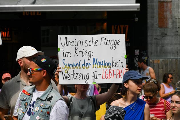Deutschland, Baden-Wuerttemberg, Stuttgart 26.07.2026, Deutschland, GER, Baden-Wuerttemberg, Stuttgart, im Bild Themenbild, Vielfalt, Gleichberechtigung, LGBTQIA+, Love is Love, Stuttgart zeigt Flagge, CSD-Parade, Pride-Week, Community, Sichtbarkeit, Solidaritaet, Toleranz, Akzeptanz, Regenbogen, Menschenrechte, Politik mit Pride, Pride Night, Kulturfestival, Demo fuer Vielfalt, Queere Stimmen, Empowerment, Trans, Transgender, Homosexuell, Schilder, Fahnen, Bunt, LGBTQ, Lesbisch, Schwul, Bisexuell, Queer, Pride, Coming-out, Regenbogenflagge, Inklusion, Genderidentitaet, sexuelle Orientierung, Feature, Symbolbild Baden-Wuerttemberg *** Germany, Baden-Württemberg, Stuttgart, July 26, 2026, Germany, GER, Baden-Württemberg, Stuttgart, Featured Deutschland, Baden-Wuerttemberg, Stuttgart, Pride, 26.07.2026-92