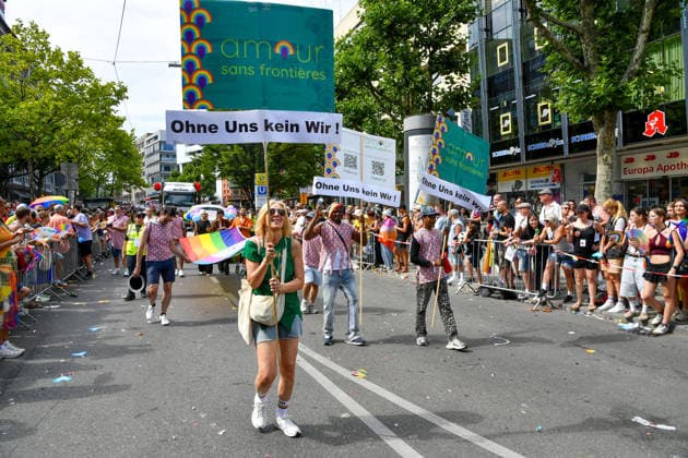 Deutschland, Baden-Wuerttemberg, Stuttgart 26.07.2026, Deutschland, GER, Baden-Wuerttemberg, Stuttgart, im Bild Themenbild, Vielfalt, Gleichberechtigung, LGBTQIA+, Love is Love, Stuttgart zeigt Flagge, CSD-Parade, Pride-Week, Community, Sichtbarkeit, Solidaritaet, Toleranz, Akzeptanz, Regenbogen, Menschenrechte, Politik mit Pride, Pride Night, Kulturfestival, Demo fuer Vielfalt, Queere Stimmen, Empowerment, Trans, Transgender, Homosexuell, Schilder, Fahnen, Bunt, LGBTQ, Lesbisch, Schwul, Bisexuell, Queer, Pride, Coming-out, Regenbogenflagge, Inklusion, Genderidentitaet, sexuelle Orientierung, Feature, Symbolbild Baden-Wuerttemberg *** Germany, Baden-Württemberg, Stuttgart, July 26, 2026, Germany, GER, Baden-Württemberg, Stuttgart, Featured Deutschland, Baden-Wuerttemberg, Stuttgart, Pride, 26.07.2026-94