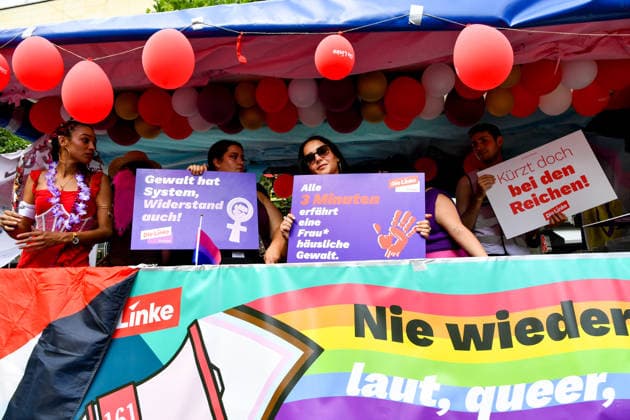 Deutschland, Baden-Wuerttemberg, Stuttgart 26.07.2026, Deutschland, GER, Baden-Wuerttemberg, Stuttgart, im Bild Themenbild, Vielfalt, Gleichberechtigung, LGBTQIA+, Love is Love, Stuttgart zeigt Flagge, CSD-Parade, Pride-Week, Community, Sichtbarkeit, Solidaritaet, Toleranz, Akzeptanz, Regenbogen, Menschenrechte, Politik mit Pride, Pride Night, Kulturfestival, Demo fuer Vielfalt, Queere Stimmen, Empowerment, Trans, Transgender, Homosexuell, Schilder, Fahnen, Bunt, LGBTQ, Lesbisch, Schwul, Bisexuell, Queer, Pride, Coming-out, Regenbogenflagge, Inklusion, Genderidentitaet, sexuelle Orientierung, Feature, Symbolbild Baden-Wuerttemberg *** Germany, Baden-Württemberg, Stuttgart, July 26, 2026, Germany, GER, Baden-Württemberg, Stuttgart, Featured Deutschland, Baden-Wuerttemberg, Stuttgart, Pride, 26.07.2026-96