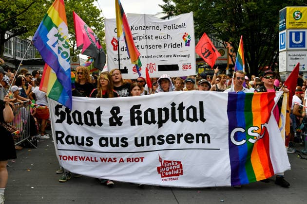 Deutschland, Baden-Wuerttemberg, Stuttgart 26.07.2026, Deutschland, GER, Baden-Wuerttemberg, Stuttgart, im Bild Themenbild, Vielfalt, Gleichberechtigung, LGBTQIA+, Love is Love, Stuttgart zeigt Flagge, CSD-Parade, Pride-Week, Community, Sichtbarkeit, Solidaritaet, Toleranz, Akzeptanz, Regenbogen, Menschenrechte, Politik mit Pride, Pride Night, Kulturfestival, Demo fuer Vielfalt, Queere Stimmen, Empowerment, Trans, Transgender, Homosexuell, Schilder, Fahnen, Bunt, LGBTQ, Lesbisch, Schwul, Bisexuell, Queer, Pride, Coming-out, Regenbogenflagge, Inklusion, Genderidentitaet, sexuelle Orientierung, Feature, Symbolbild Baden-Wuerttemberg *** Germany, Baden-Württemberg, Stuttgart, July 26, 2026, Germany, GER, Baden-Württemberg, Stuttgart, Featured Deutschland, Baden-Wuerttemberg, Stuttgart, Pride, 26.07.2026-97