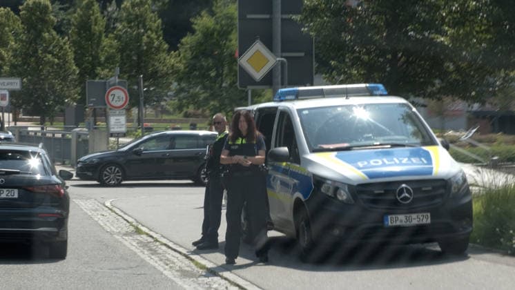 Nach dem Anschlag auf der CSD-Veranstaltung in Berlin mit einem Toden und zahlreichen, teils lebensgefährlich verletzten Personen, läuft die Suche nach Abdul Ballout auf Hochtouren. An jedem noch so kleinen Grenzübergang stehen schwer bewaffnete Bundespolizisten mit dem MG um die Brust. Autofahrer werden nach Ausweisen gefragt, müssen ihren Kofferraum öffnen. Auch am Grenzübergang nach Tschechien, in Reitzenhain im Erzgebirge finden intensive Kontrollen statt. Der Verkehr staute sich und Autofahrer mussten einige Zeit mit sich bringen. Reitzenhain Sachsen Deutschland *** Following the attack at the CSD event in Berlin, which left one person dead and many others injured—some critically—the search for Abdul Ballout is in full swing. At every