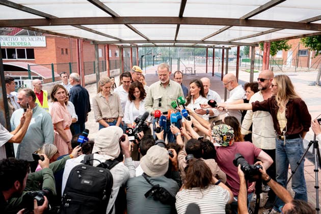 The King and Queen Visit Evacuees from the Western Mountain Range Fire in Villamanta, Madrid The King and Queen, King Felipe VI and Queen Letizia, accompanied by the president of the Community of Madrid, Isabel Díaz Ayuso; the vice president of the Government and minister for Ecological Transition and the Demographic Challenge, Sara Aagesen, and the mayor of Villamanta, Mariano Núnez, during their visit to those evacuated due to the fire in the western mountains at the La Chopera sports center on July 26, 2026, in Villamanta, Madrid, Spain. The King and Queen visited the sports center to assess the situation of those affected, show their support for the displaced families, and thank the volunteers who are helping with care and assistance.  Copyright: xA.xPÃ rezxMecax 7688601