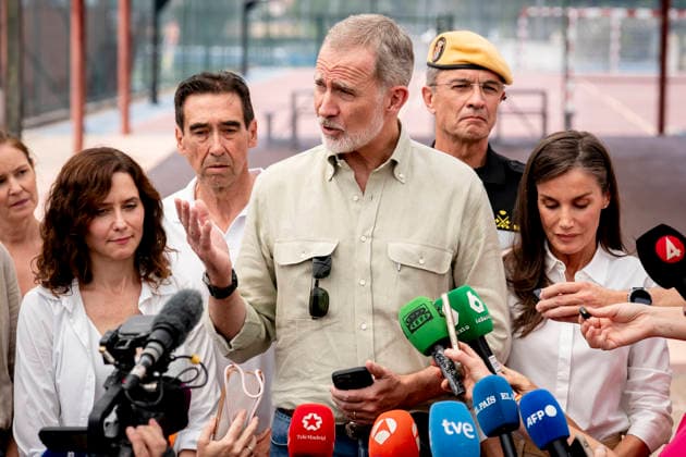 The King and Queen Visit Evacuees from the Western Mountain Range Fire in Villamanta, Madrid: The King and Queen, King Felipe VI and Queen Letizia, accompanied by the Commander-in-Chief of the UME, Francisco Javier Ramos 2d, the President of the Community of Madrid, Isabel Díaz Ayuso i, and the mayor of Villamanta, Mariano Núnez, during their visit to those evacuated due to the fire in the western mountains at the La Chopera sports center on July 26, 2026, in Villamanta, Madrid, Spain. The King and Queen visited the sports center to assess the situation of those affected, show their support for the displaced families, and thank the volunteers who are helping with care and assistance. The Madrid municipality of Villamanta is hosting residen  Copyright: xA.xPÃ rezxMecax 7688604