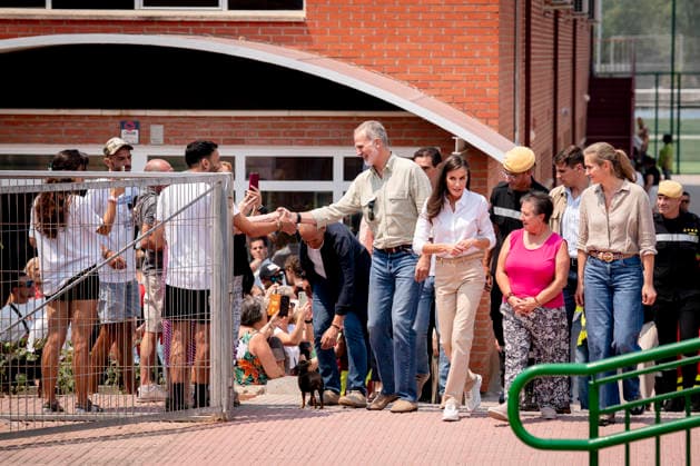 The King and Queen Visit Evacuees from the Western Mountain Range Fire in Villamanta, Madrid. The King and Queen, King Felipe VI and Queen Letizia, accompanied by the Commander-in-Chief of the UME, Francisco Javier Ramos, and the Vice President of the Government and Minister for Ecological Transition and the Demographic Challenge, Sara Aagesen, during a visit to those evacuated due to the fire in the western mountains at the La Chopera sports center on July 26, 2026, in Villamanta, Madrid, Spain. The King and Queen visited the sports center to assess the situation of those affected, show their support for the displaced families, and thank the volunteers who are helping with care and assistance. The Madrid municipality of Villamanta is host  Copyright: xA.xPÃ rezxMecax 7688607