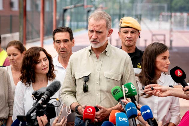 The King and Queen Visit Evacuees from the Western Mountain Range Fire in Villamanta, Madrid: The King and Queen, King Felipe VI and Queen Letizia, accompanied by the Commander-in-Chief of the UME, Francisco Javier Ramos 2d, the President of the Community of Madrid, Isabel Díaz Ayuso i, and the mayor of Villamanta, Mariano Núnez, during their visit to those evacuated due to the fire in the western mountains at the La Chopera sports center on July 26, 2026, in Villamanta, Madrid, Spain. The King and Queen visited the sports center to assess the situation of those affected, show their support for the displaced families, and thank the volunteers who are helping with care and assistance. The Madrid municipality of Villamanta is hosting residen  Copyright: xA.xPÃ rezxMecax 7688609