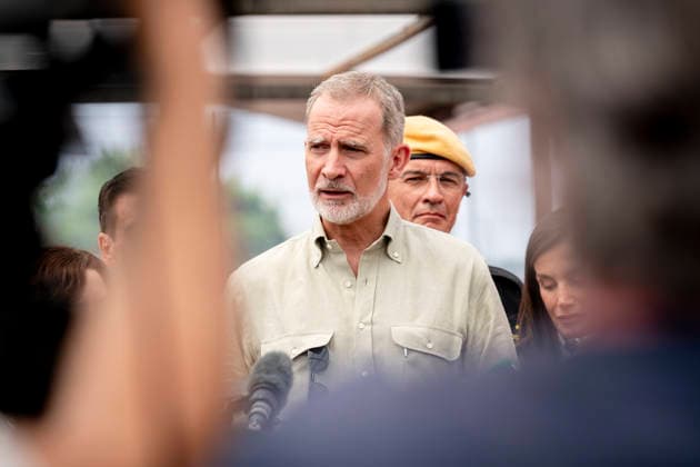 The King and Queen Visit Evacuees from the Western Mountain Range Fire in Villamanta, Madrid King Felipe VI during his visit to evacuees from the Western Mountain Range fire at the La Chopera sports center on July 26, 2026, in Villamanta, Madrid, Spain. The King and Queen visited the sports center to assess the situation of those affected, show their support for the displaced families, and thank the volunteers who are helping with care and assistance. The Madrid municipality of Villamanta is hosting residents evacuated from Villa del Prado, Aldea del Fresno, and other municipalities in the southwest of the region. JULY 26, 2026 On Foot Villamanta, Madrid Villamanta, Madrid, Spain  Copyright: xA.xPÃ rezxMecax 7688611