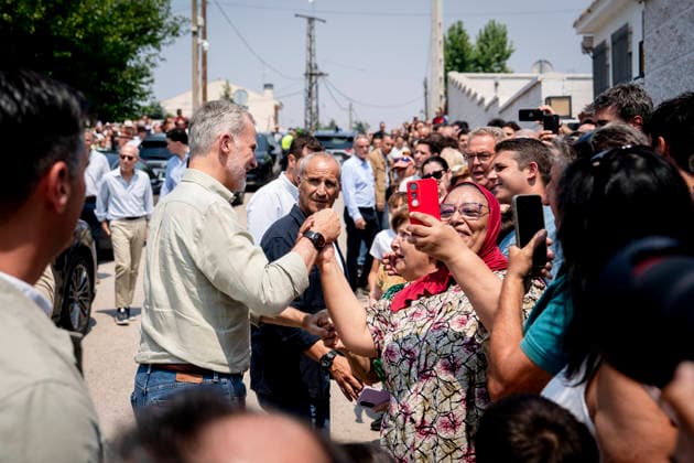 The King and Queen Visit Evacuees from the Western Mountain Range Fire in Villamanta, Madrid King Felipe VI during his visit to evacuees from the Western Mountain Range fire at the La Chopera sports center on July 26, 2026, in Villamanta, Madrid, Spain. The King and Queen visited the sports center to assess the situation of those affected, show their support for the displaced families, and thank the volunteers who are helping with care and assistance. The Madrid municipality of Villamanta is hosting residents evacuated from Villa del Prado, Aldea del Fresno, and other municipalities in the southwest of the region. JULY 26, 2026 On Foot Villamanta, Madrid Villamanta, Madrid, Spain  Copyright: xA.xPÃ rezxMecax 7688612